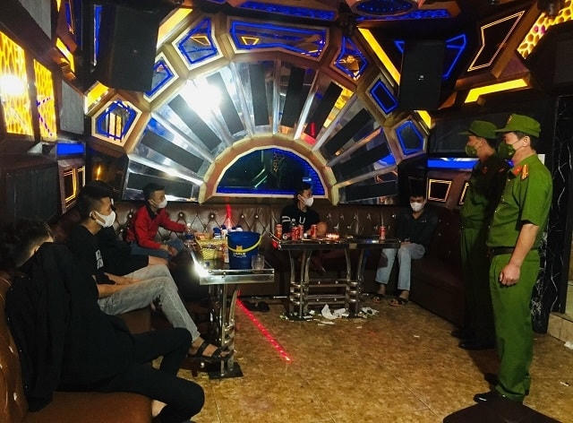 Lực lượng Công an kiểm tra quán karaoke nơi nhiều đối tượng sử dụng ma túy.