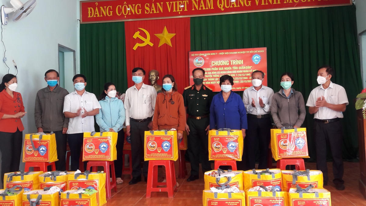 Đại tá Vũ Tiến Điền trao quà cho người dân gặp khó khăn ở xã Lộc Thành, Huyện Lộc Ninh.