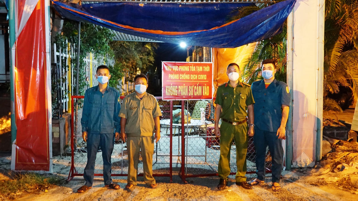Lực lượng chức năng phong tỏa tại khu vực nhà bà M..