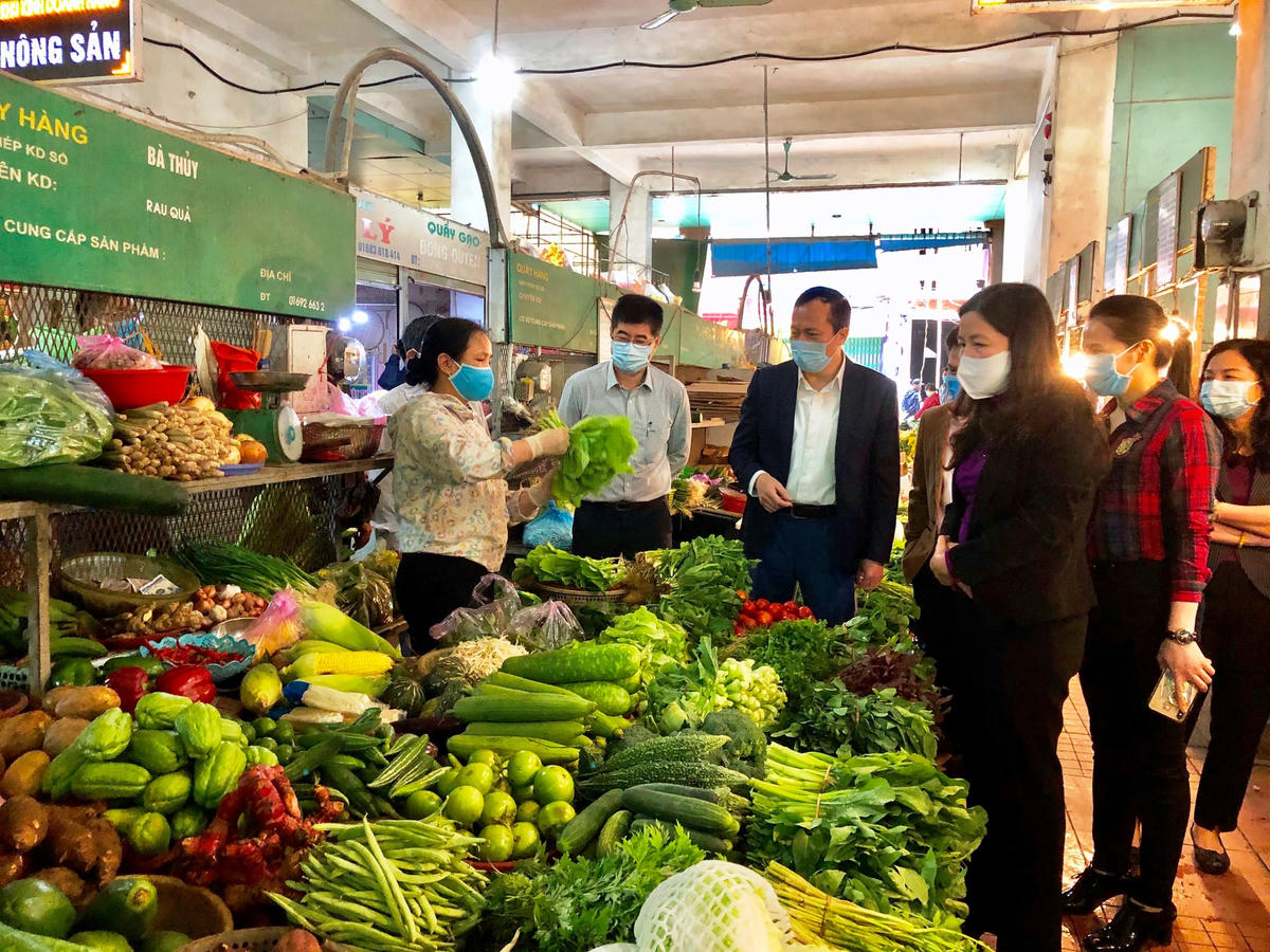 Bà Phạm Thị Thanh Thủy- Trưởng ban Dân vận Tỉnh ủy, Chủ tịch Ủy ban MTTQ Việt Nam tỉnh Thanh Hóa vận động người dân vừa chống dịch, vừa phát triển kinh tế.