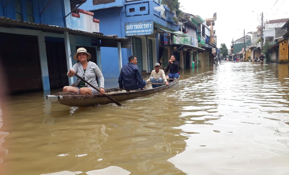 Nhiều người đã phải thuê thuyền để qua đoạn ngập sâu.