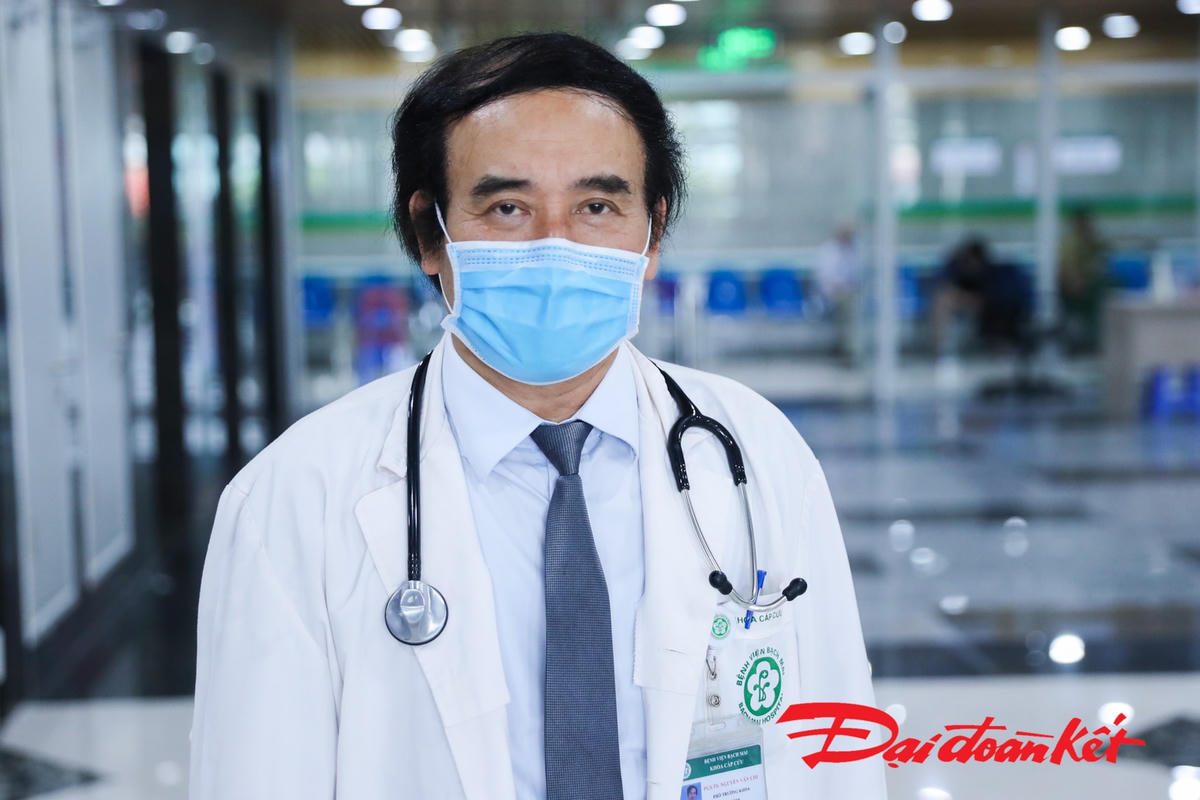 PGS,TS Nguyễn Văn Chi, Phụ trách Trung tâm cấp cứu A9, Bệnh viện Bạch Mai trao đổi với phóng viên Báo Đại Đoàn Kết. Ảnh: Quang Vinh.
