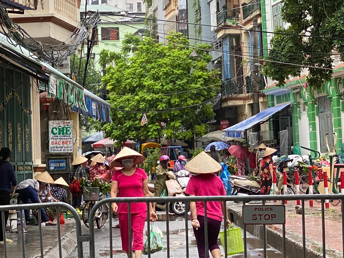 Tuy nhiên, phía bên trong vẫn lác đác có một số người bán "tranh thủ" buổi sáng sớm bán hàng phía ngoài. Một số hàng do lượng người mua sáng sớm khá đông nên không đảm bảo sự giãn cách giữa người mua và người bán hay giữa người mua và người mua.