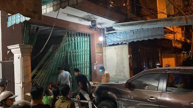 Lực lượng chức năng đưa chiếc xe bán tải ra khỏi nhà dân.  