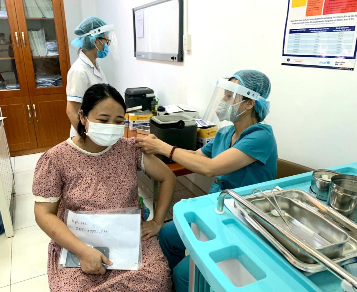 Trong chiến dịch tiêm chủng vaccine toàn dân, nhiều bệnh viện trên địa bàn TP đã triển khai tiêm cho những người cao tuổi, người có bệnh lý nền và phụ nữ có thai trên 13 tuần. 