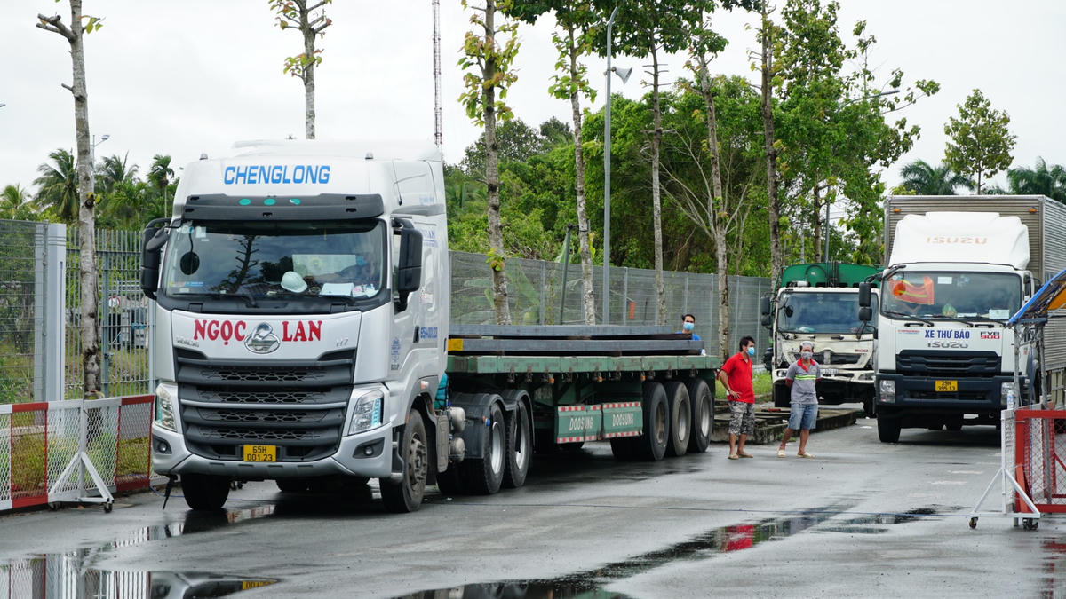 Các tài xế xuống xe sau một thời gian dài chờ đến lượt di chuyển.
