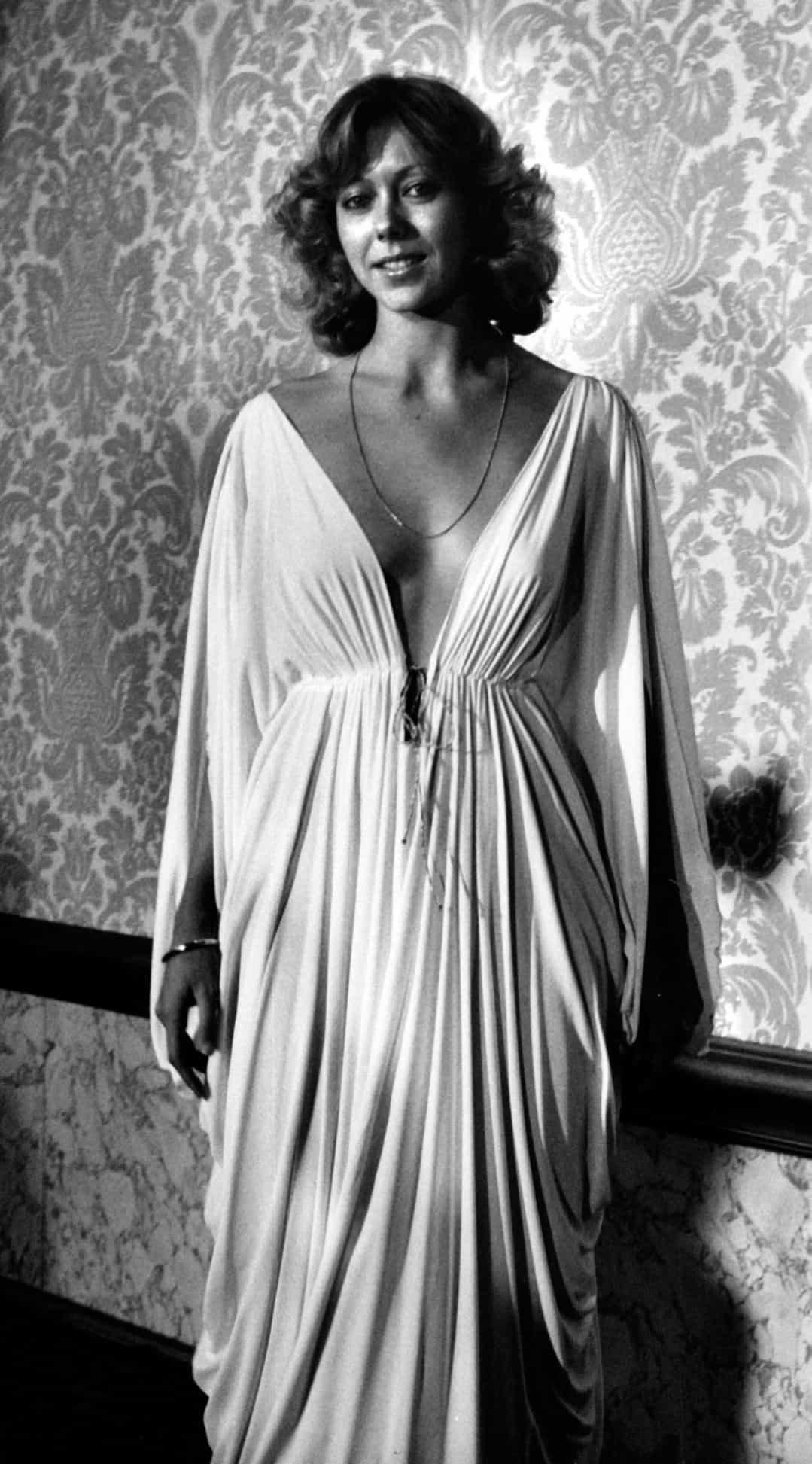 Chiếc váy của nữ diễn viên người Anh Jenny Agutter là xu hướng thời trang những năm 70.  