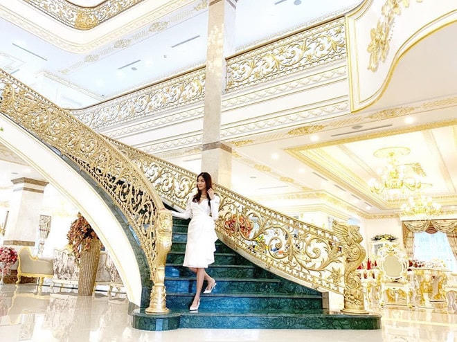 Người đẹp sống trong căn biệt thự dát đầy vàng. 