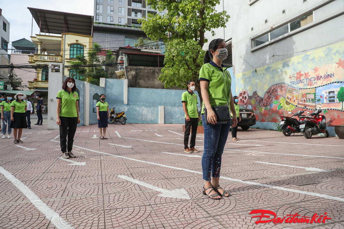 Tại điểm thi được kẻ sơn vị trí tập trung của thí sinh đảm bảo giãn cách theo quy định; bố trí tại cổng trường tối thiểu 5 bàn sát khuẩn và đo thân nhiệt của tất cả giáo viên, cán bộ coi thi và thí sinh vào điểm thi.