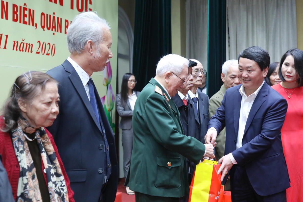 Phó Chủ tịch - Tổng Thư ký Hầu A Lềnh tặng quà cho các gia đình văn hóa tiêu biểu.