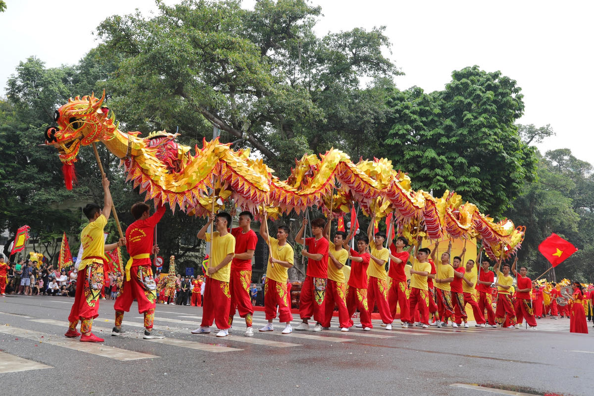 13 đội múa Rồng đua tài quanh hồ Hoàn Kiếm