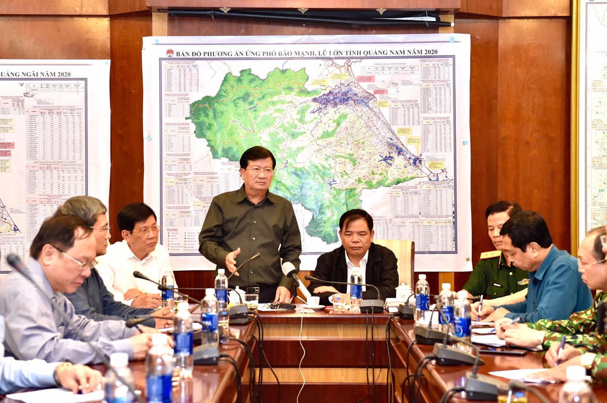 Phó Thủ tướng Trịnh Đình Dũng: Phải tận dụng “thời gian vàng” trước khi bão số 9 đổ bộ, di dời người dân khỏi vùng nguy hiểm. Ảnh: VGP/Nhật Bắc.
