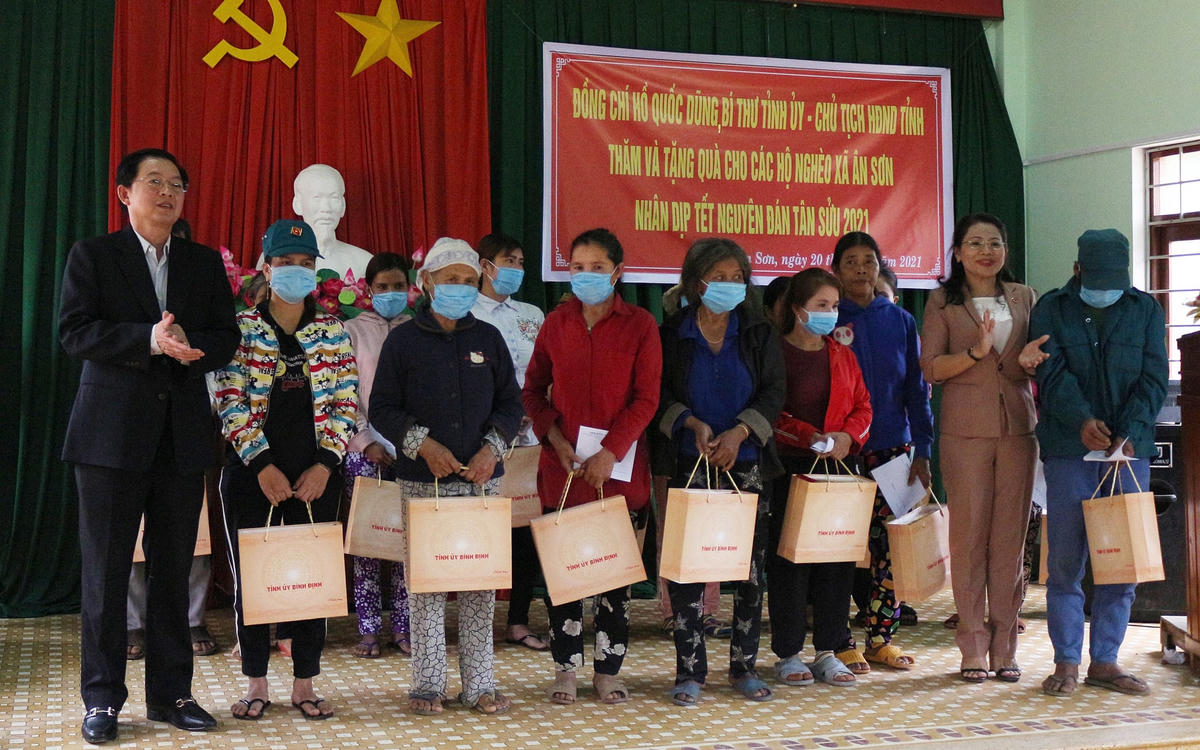ông Hồ Quốc Dũng, Bí thư Tỉnh ủy, Chủ tịch HĐND tỉnh Bình Định cùng bà Nguyễn Thị Phong Vũ, Trưởng ban Dân vận Tỉnh ủy, Chủ tịch Ủy ban MTTQVN tỉnh Bình Định tặng quà Tết cho người dân xã Ân Sơn.