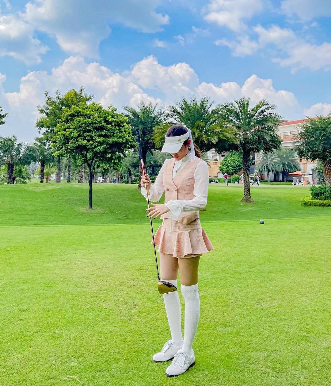 Đỗ Mỹ Linh xuất hiện với trang phục hồng vô cùng ngọt ngào.