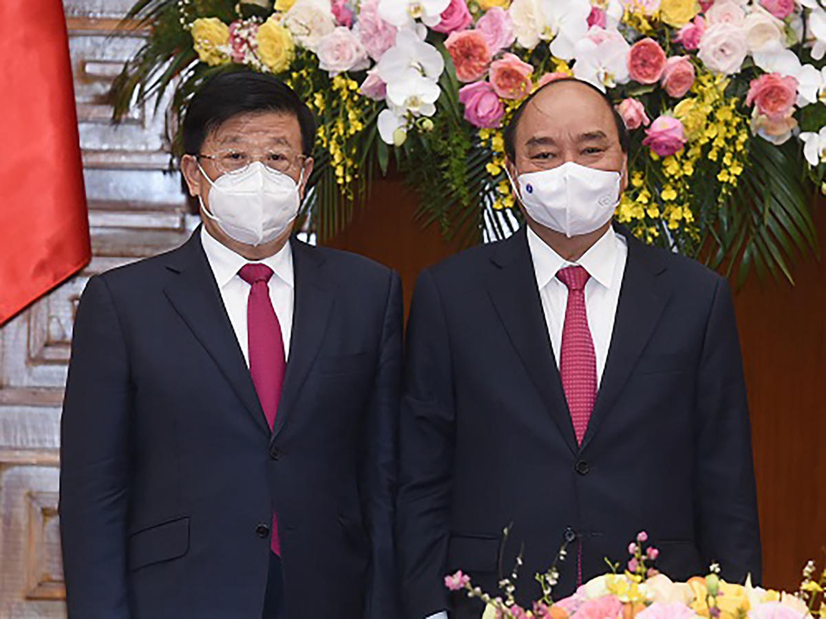 Thủ tướng Nguyễn Xuân Phúc và đồng chí Triệu Khắc Chí, Ủy viên Quốc vụ, Bộ trưởng Công an Trung Quốc. Ảnh: VGP/Quang Hiếu.  