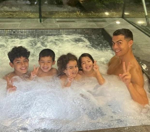 Dân mạng chúc mừng Ronaldo sắp đón thêm một cặp song sinh