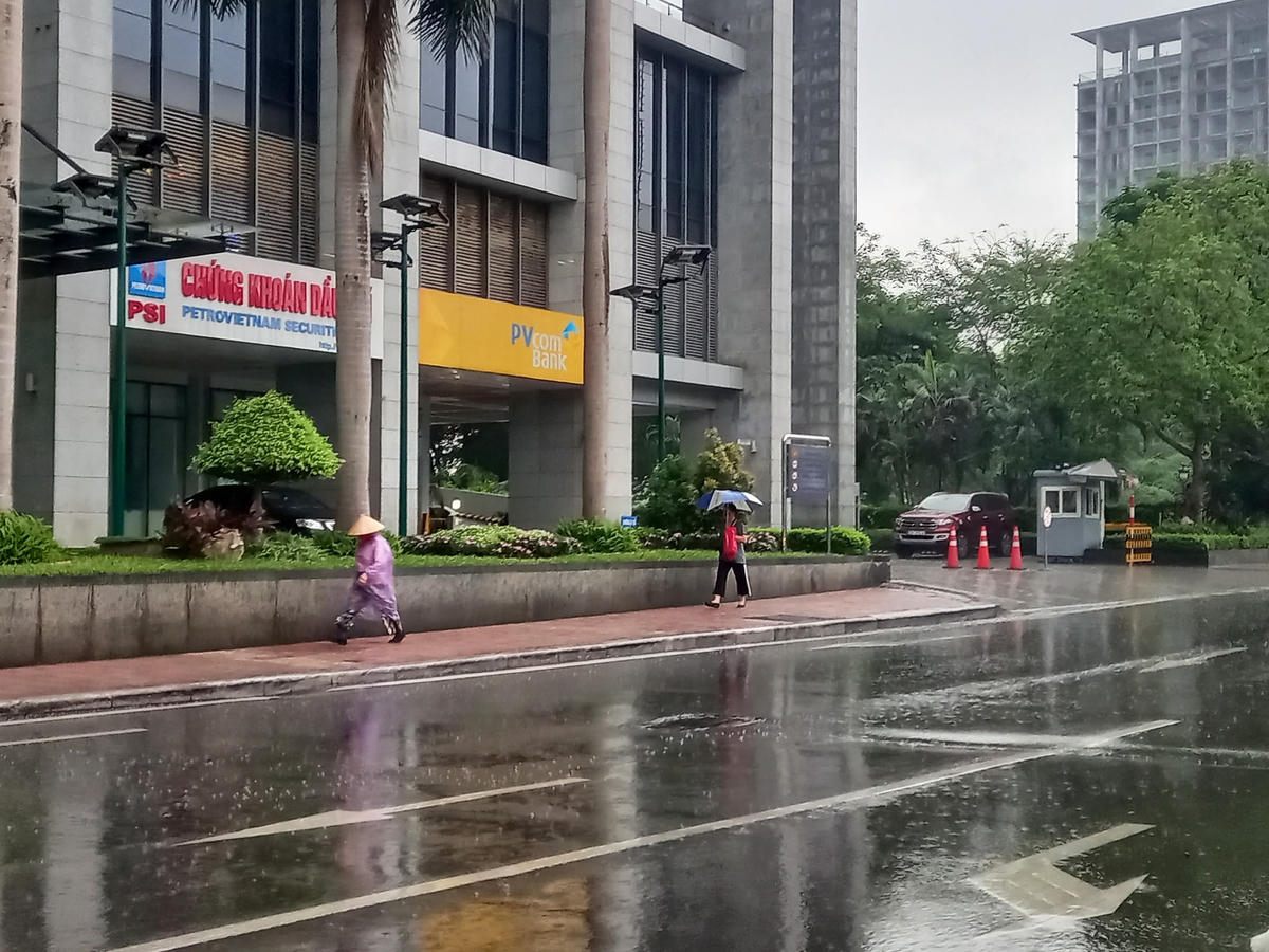 Mặc dù sáng sớm hôm nay (9/7), trên địa bàn thành phố Hà Nội có mưa lớn nhưng nhiều người dân vẫn đội mưa đi bộ tập thể dục.