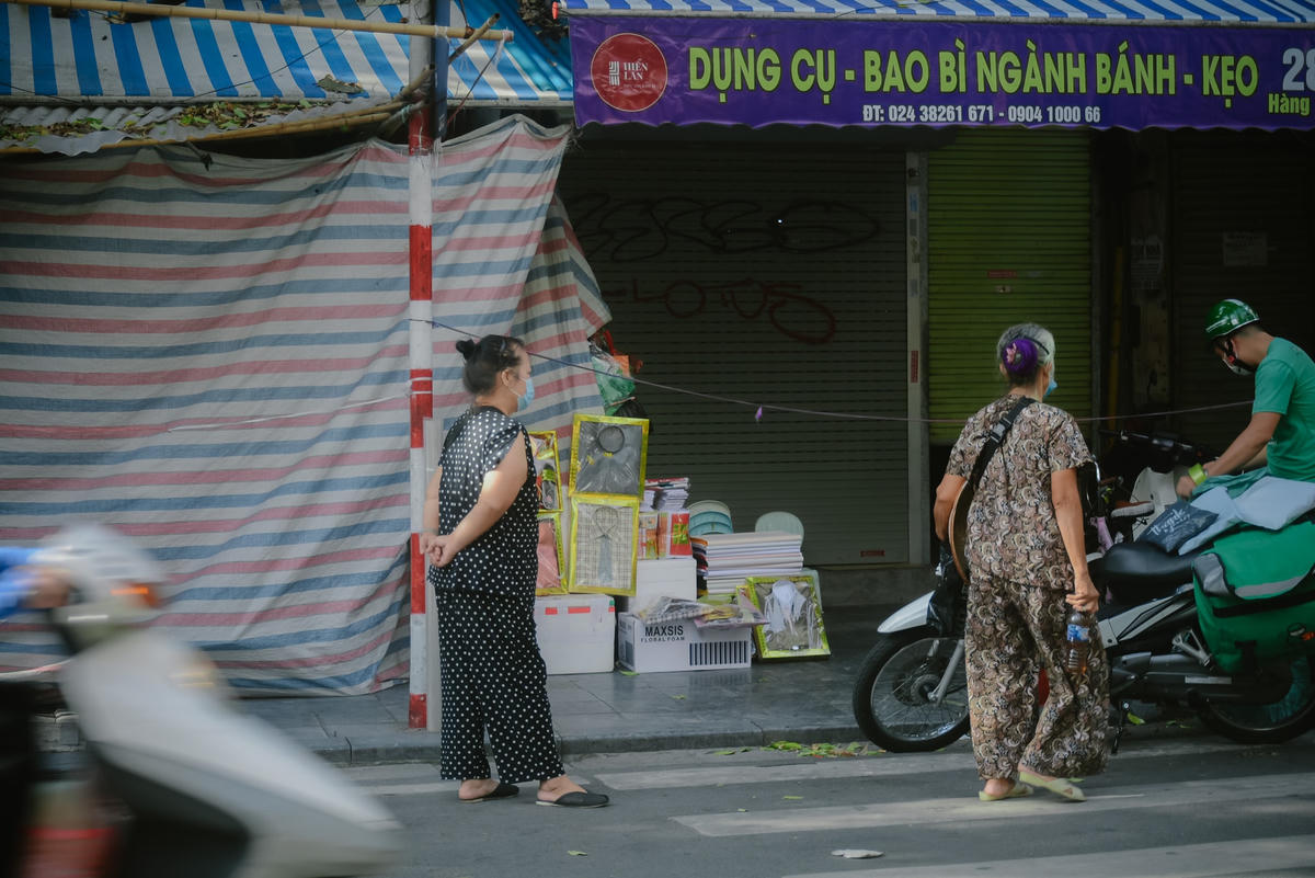 Tại kiot số 28 trên phố Hàng Mã, dùng tấm bạt, ngang nhiên lấn chiếm vỉa hè bày bán vàng mã công khai trong những ngày giãn cách xã hội.