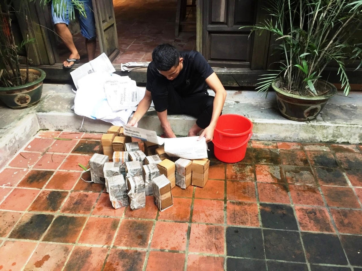 Dụng cụ đặt trong các di tích để nhử mối đến ăn.