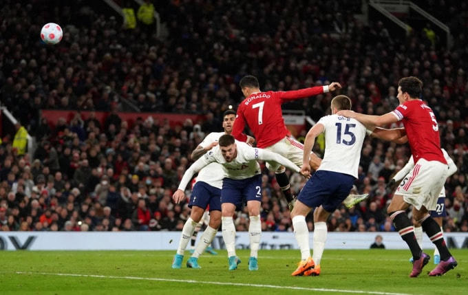 Ronaldo đánh đầu ấn định thắng lợi 3-2 cho Man Utd trên sân Old Trafford ngày 12/3. Ảnh: PA