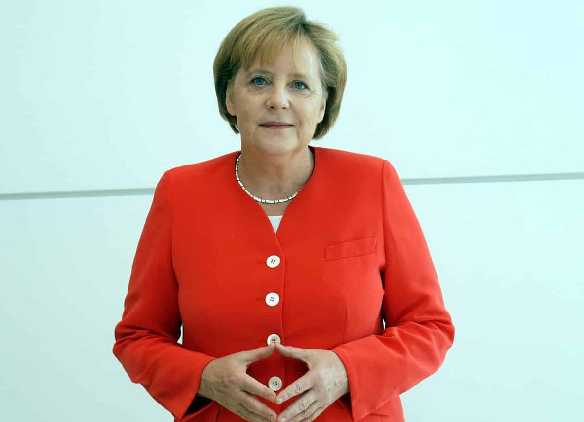 Bà Merkel với biểu tượng Kim cương Merkel, khi bà chạm các ngón tay vào nhau và tạo ra hình giống như viên kim cương. Cử chỉ này được cho là có ý nghĩa “Tương lai tươi đẹp trong tầm tay”.  