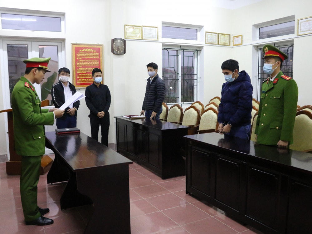 Cơ quan CSĐT đọc lệnh bắt giam đối tượng Thân Nhật Thắng.