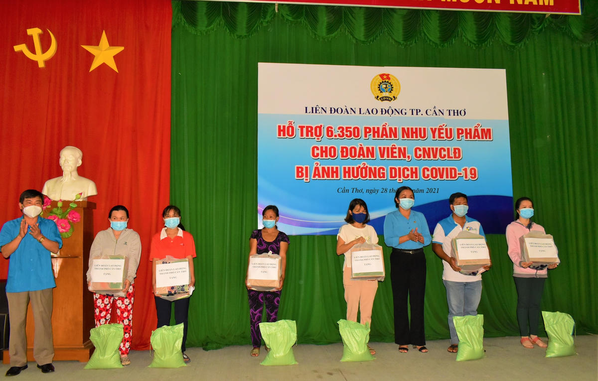 Lãnh đạo LĐLĐ TP Cần Thơ trao quà cho người lao động có hoàn cảnh khó khăn do ảnh hưởng dịch Covid-19 là đoàn viên Công đoàn cơ sở trực thuộc Công đoàn các khu chế xuất và Công nghiệp TP Cần Thơ.