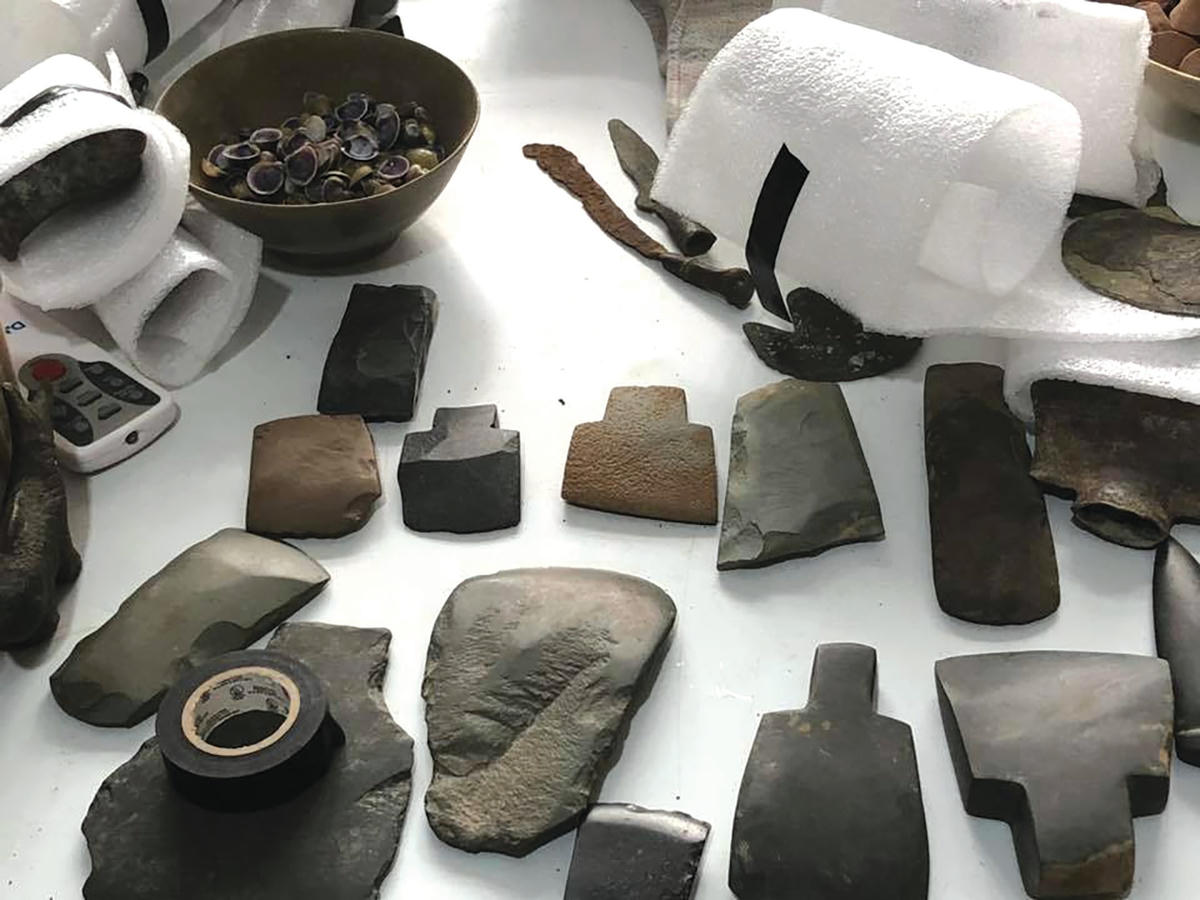 Một số cổ vật được trưng bày tại Trung tâm Tiền sử Đông Nam Á.