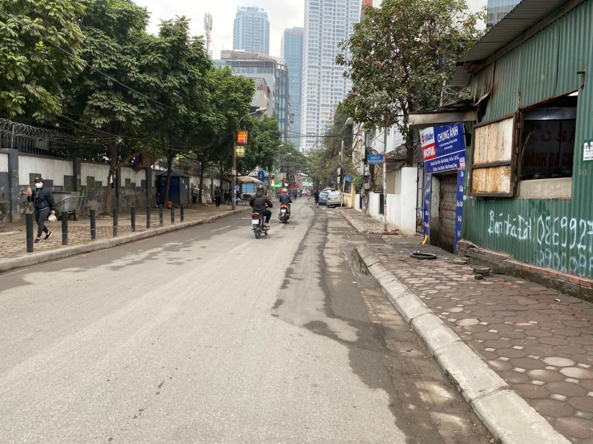 Khu vực phía trước nhà  bệnh nhân số 1819 khá vắng vẻ người qua lại. Ảnh: Lan Anh.  
