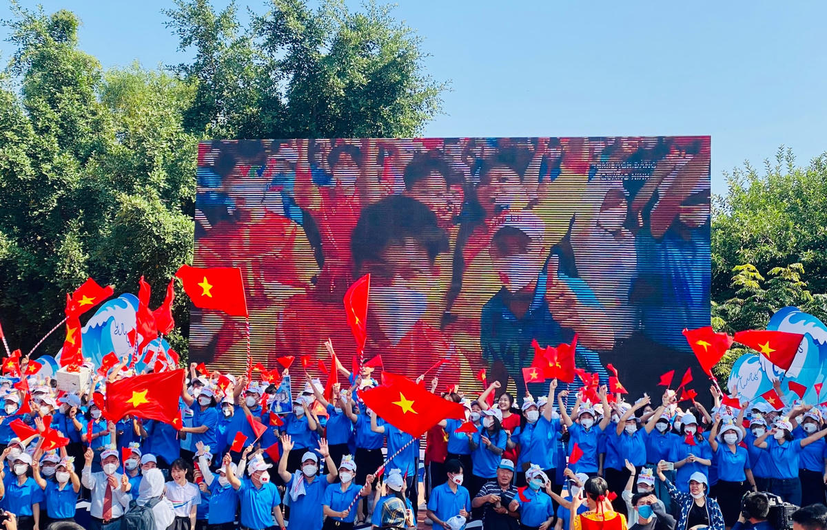   “Em cảm thấy muốn cháy hết mình cùng bạn qua cuộc thi, bạn đã quá bứt phá trong Chung kết năm, thể hiện hết khả năng của bạn. Bạn mang về niềm tự hào cho không chỉ học sinh THPT Bạch Đằng của em mà còn học sinh Quảng Ninh nói chung. Quảng Ninh đã giành được 3 vòng nguyệt quế Olympia, tương ứng với số lần 3 lần chiến thắng quân Nguyên Mông trên dòng sông Bạch Đằng lịch sử quê em”, em Vũ Anh Đức (lớp 12A1, trường THPT Bạch Đằng) xúc động chia sẻ.