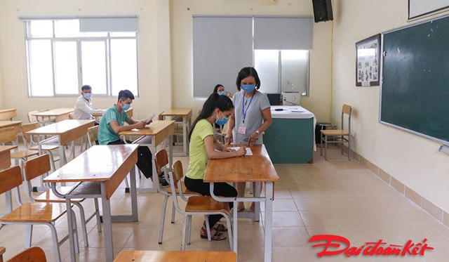 Các thí sinh làm thủ tục dự thi tốt nghiệp THPT đợt 2 tại điểm thi trường THPT Việt Đức (Hà Nội). Ảnh: Phạm Quang Vinh.
