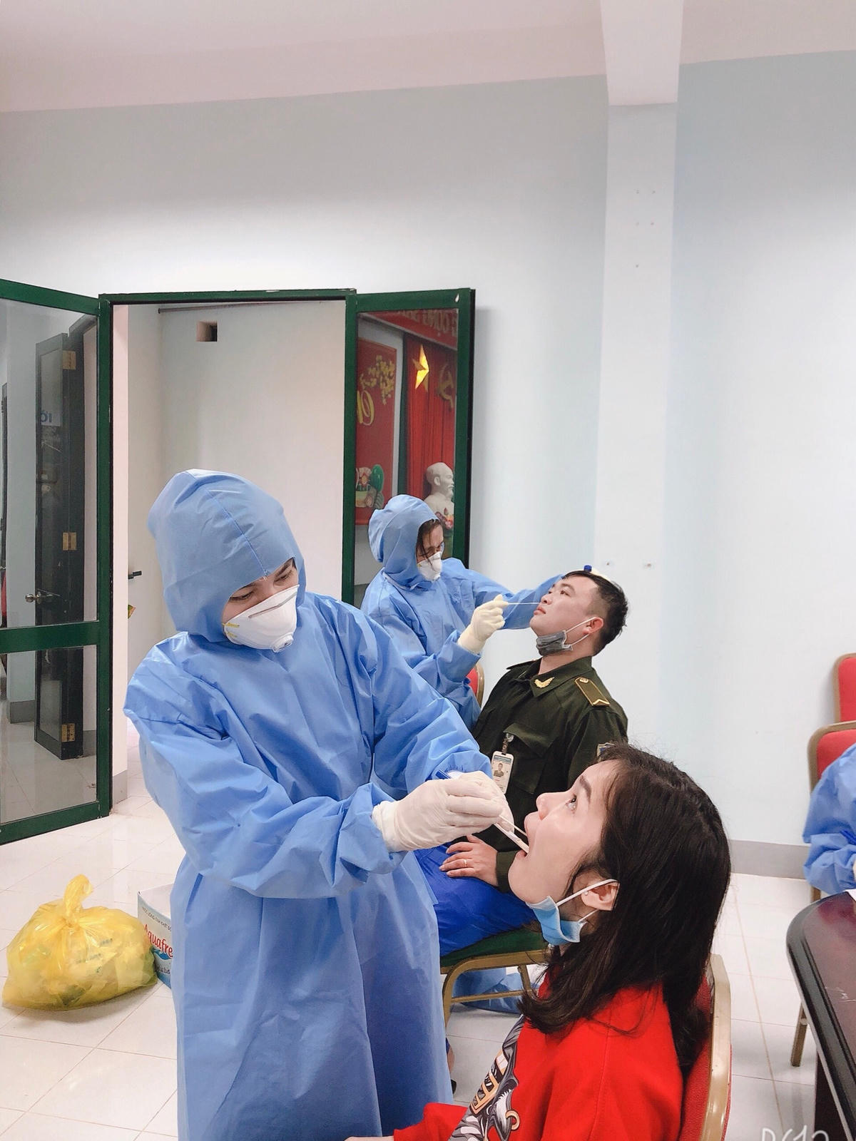 Nhân viên y tế sân bay được lấy mẫu để xét nghiệm. Ảnh: Phương Chi.