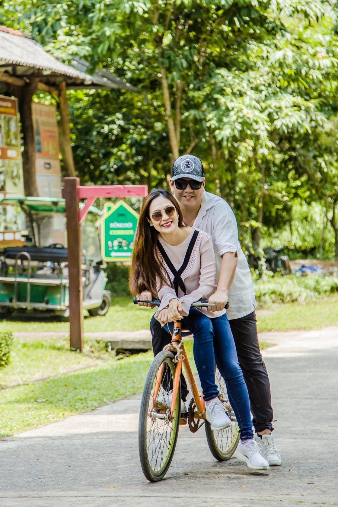 Thanh Thúy chia sẻ: "Dạo này Thịnh Mụp có thói quen đạp xe vài chục cây số với hội bạn. Lão dậy sớm hơn, đạp xe về cũng thấy vui vẻ yêu đời, nhiều năng lượng hơn. Nhìn lão vậy mà tui cũng vui theo”.