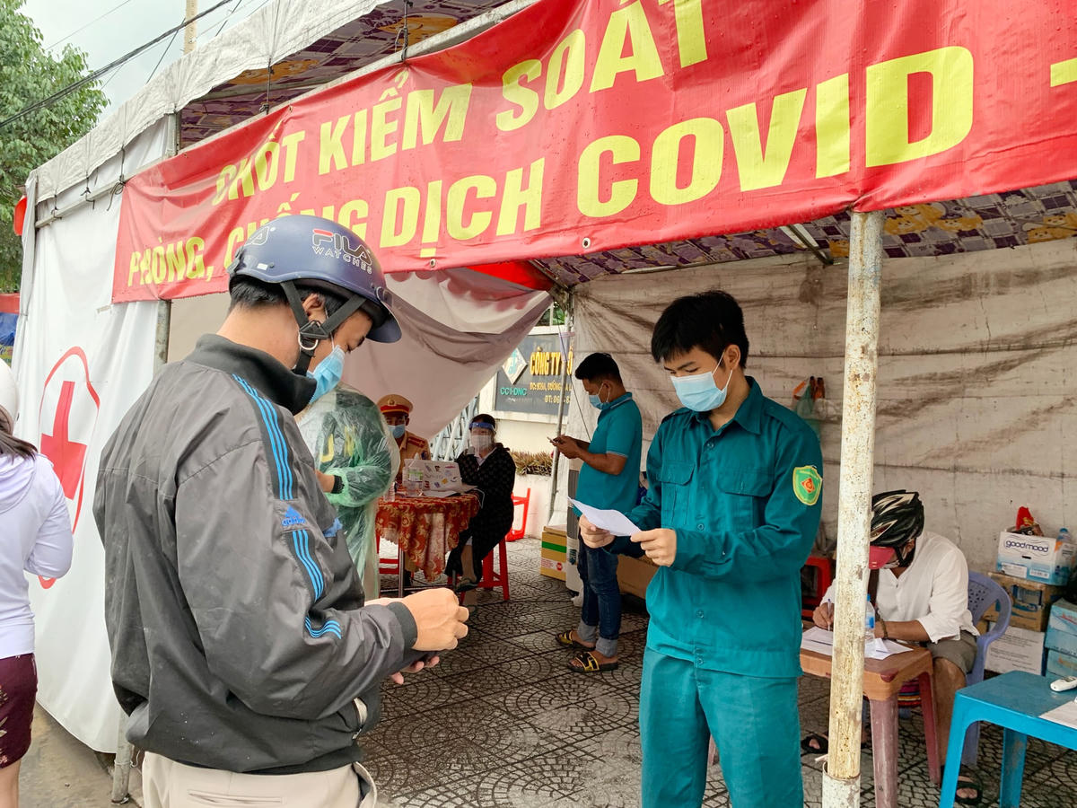 Tại chốt cầu Đồng Nai, người dân tự giác chấp hành việc kiểm tra.