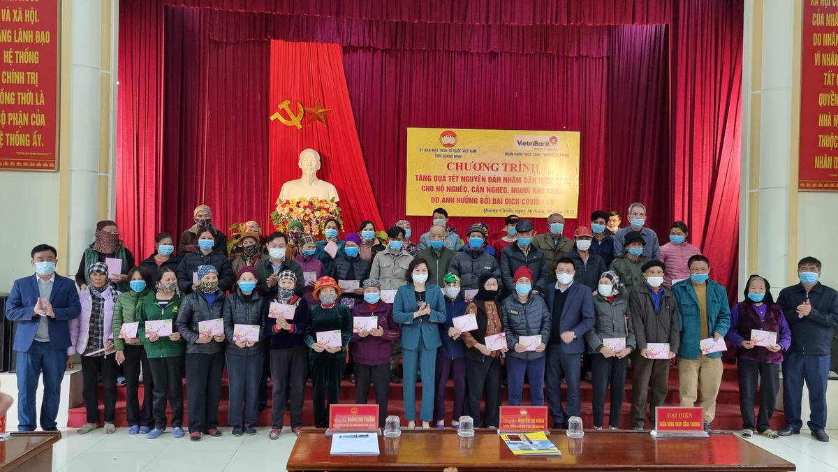 Bà Nguyễn Thị Ngân, Phó Chủ tịch Ủy ban MTTQ tỉnh tặng quà Tết cho các hộ nghèo, hộ cận nghèo và hộ có hoàn cảnh khó khăn, hộ bị ảnh hưởng bởi dịch bệnh Covid-19 trên địa bàn huyện Hải Hà.