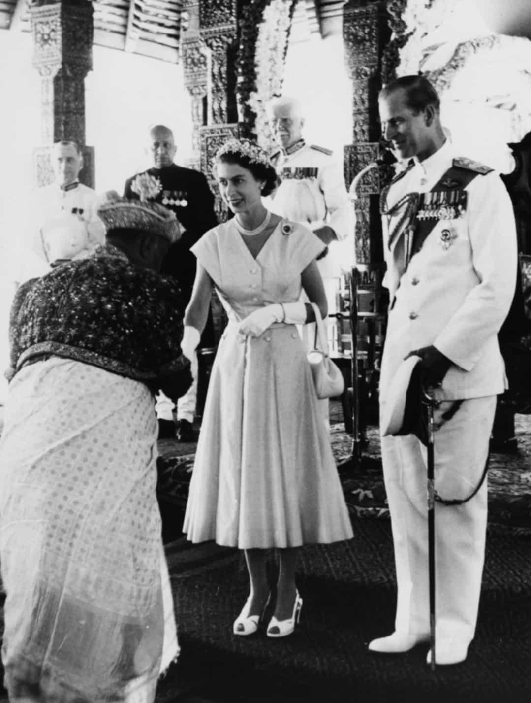 Nữ hoàng Elizabeth II và Hoàng thân Philip được chào đón đến Kandy, Sri Lanka, năm 1954.