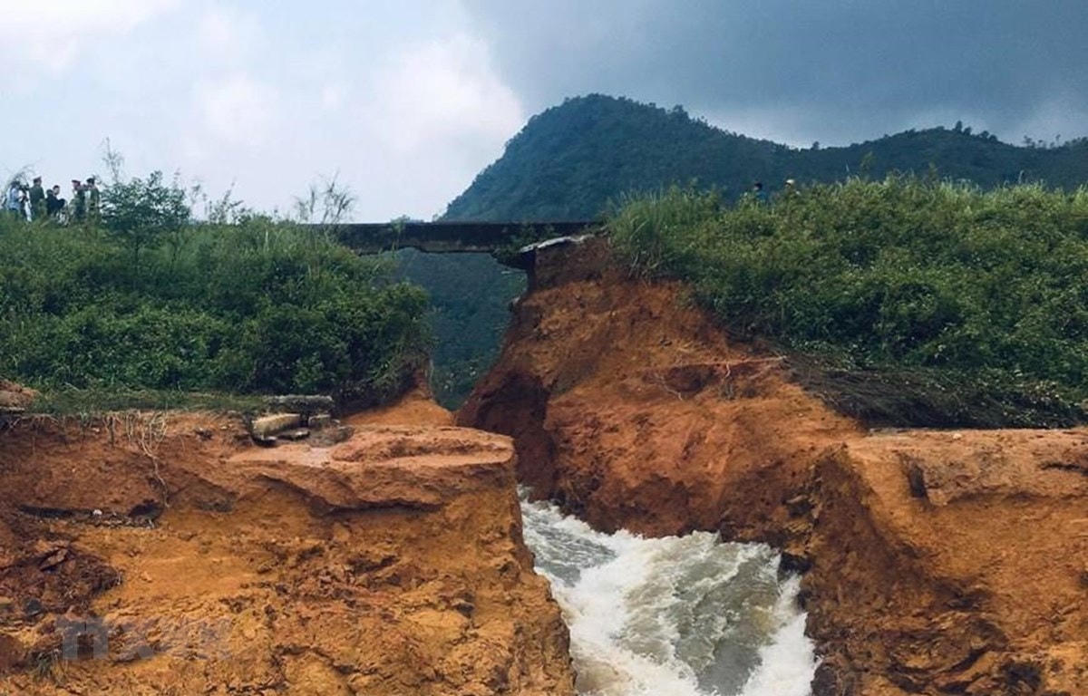 Vỡ đập Đầm Thìn ở Phú Thọ, cuối tháng 5/2018. Ảnh: Tạ Toàn/TTXVN.