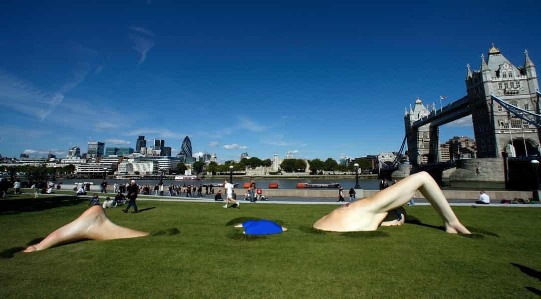 Tác phẩm điêu khắc bơi lội này xuất hiện trên bờ sông Thames vào năm 2007.  