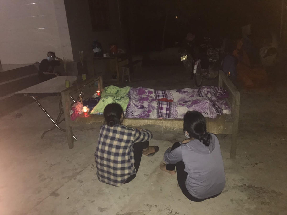 Thi thể 2 chị em được đưa về nhà để an táng.