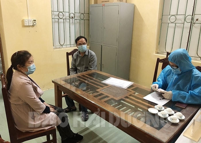 2 người Trung Quốc tại cơ quan Công an. Ảnh: Báo Hải Dương.