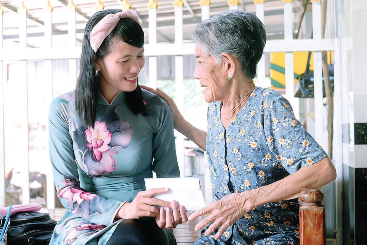 Cô giáo Nguyễn Thị Minh Tâm chia sẻ với người nghèo.  