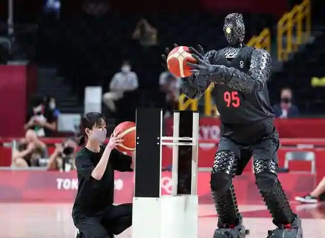Chú robot Cue mang hình dáng của một vận động viên bóng rổ chuyên nghiệp.
