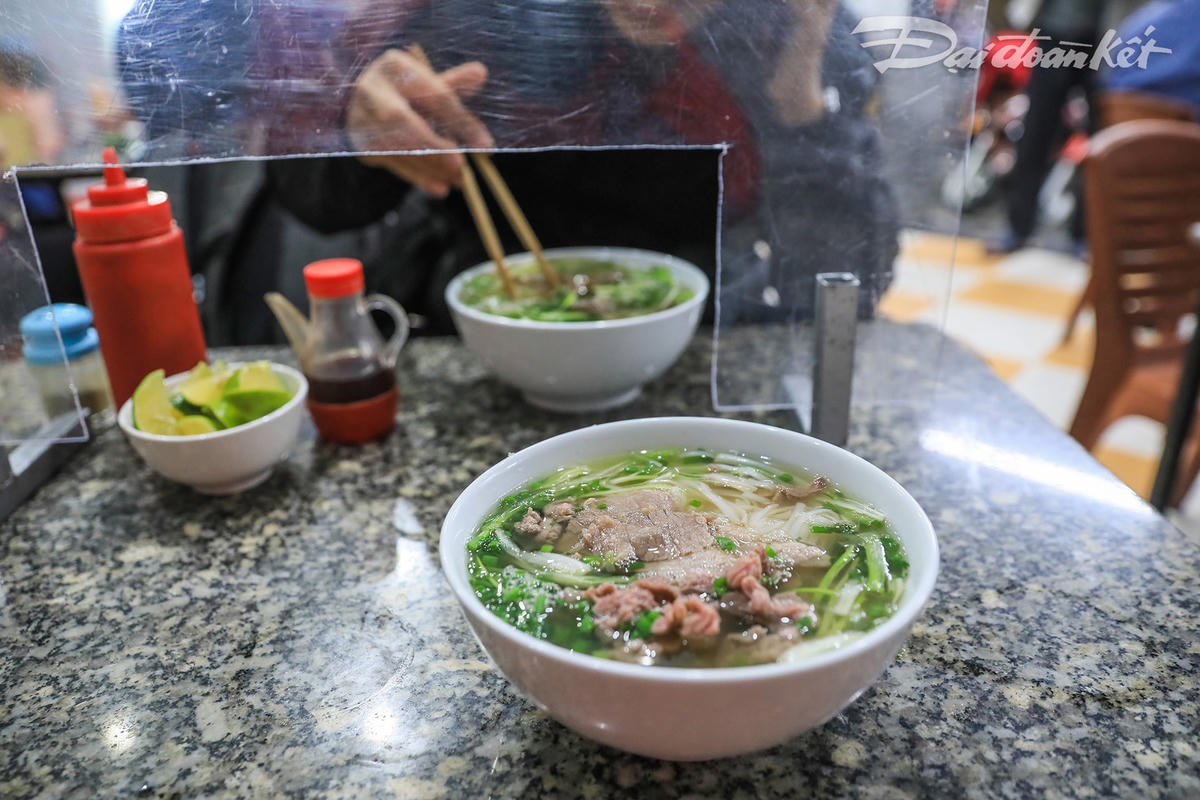 Những bát phở nóng hổi dưới tiết trời se lạnh là sự thèm muốn của rất nhiều người dân sau một thời gian dài không có được vì dịch bệnh.