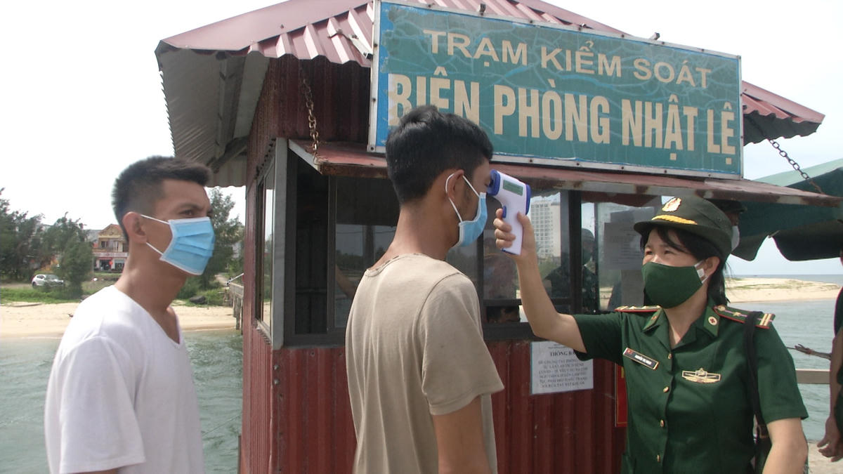Quân y Đồn Biên phòng Nhật Lệ kiểm tra thân nhiệt các ngư dân trên tàu cá bị nạn.