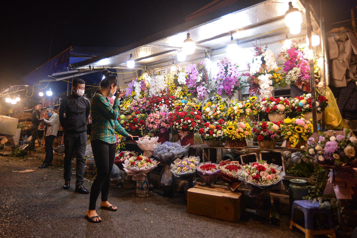 Ngoài những loại hoa tươi có quanh năm thì còn có những loại hoa theo các mùa, hòa cùng với nhau tạo nên khung cảnh nhộn nhịp và gam màu rực rỡ giữa tối muộn.
