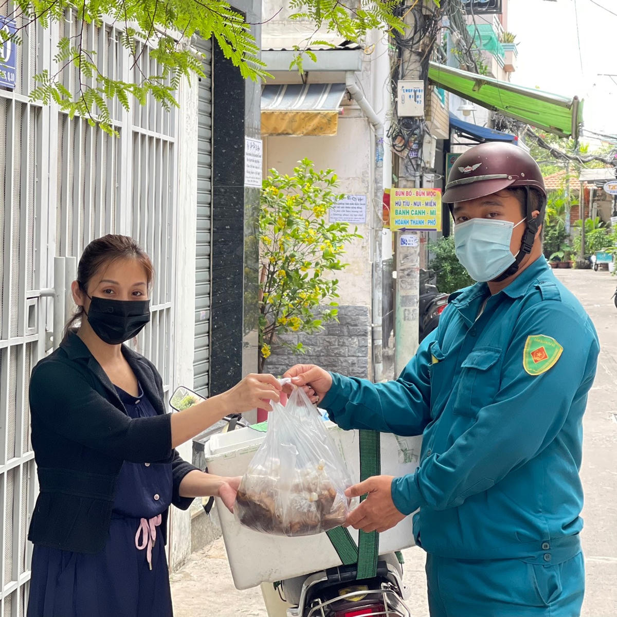 Mỗi một ngày bếp nấu từ 300 – 500 suất ăn tuỳ theo bữa, sẽ gửi tới lực lượng y tế, dân quân… các hộ gia đình khó khăn.