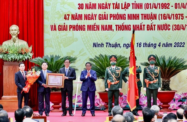 Thủ tướng Phạm Minh Chính thay mặt lãnh đạo Đảng và và Nhà nước trao tặng tỉnh Ninh Thuận Huân chương Lao động hạng Nhất.