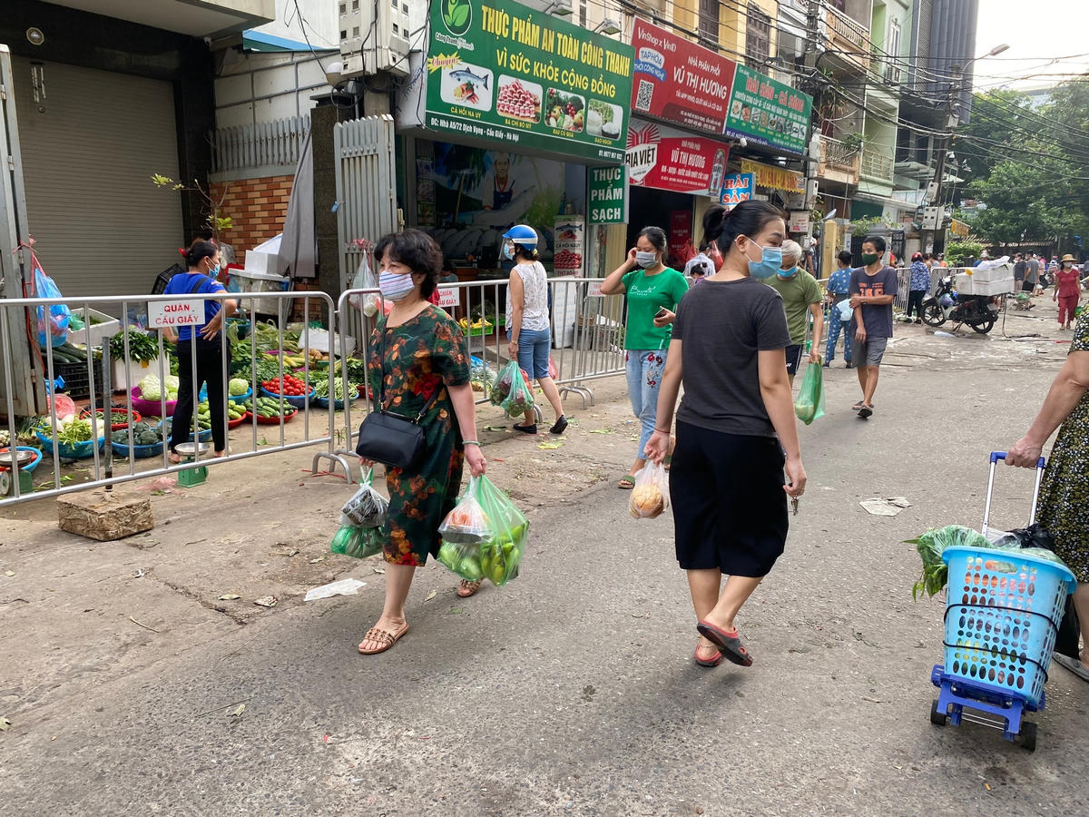 Người dân để xe phía bên ngoài có lực lượng tổ dân phố hỗ trợ, đi bộ mua hàng trong chợ để đảm bảo trong việc chủ động giữ khoảng cách. 