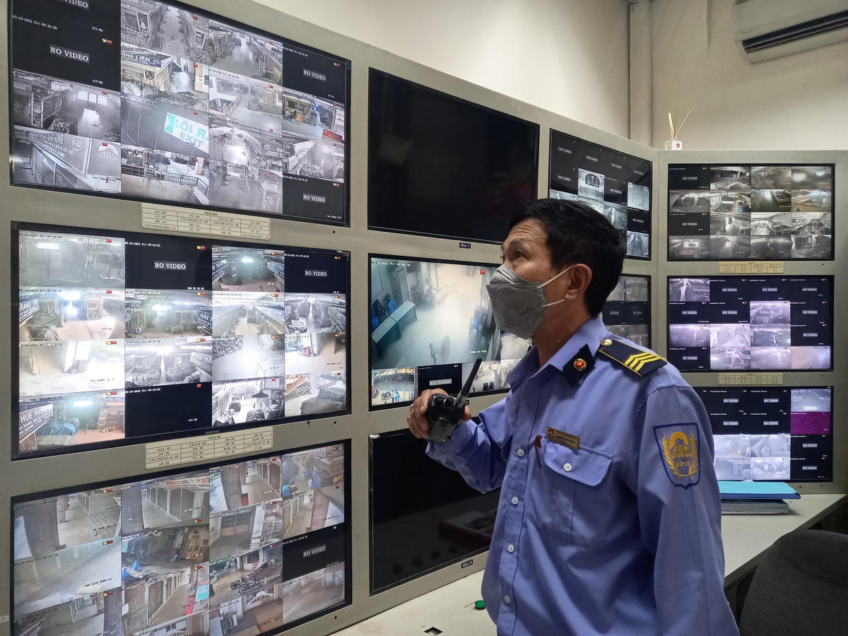 Thông qua hệ thống camera giám sát, các hình ảnh sẽ được truyền trực tiếp về phòng bảo vệ. Từ đó sẽ giúp cho công tác phòng chống dịch được tốt hơn, kịp thời phát hiện và xử lý những trường hợp vi phạm quy định phòng chống dịch.