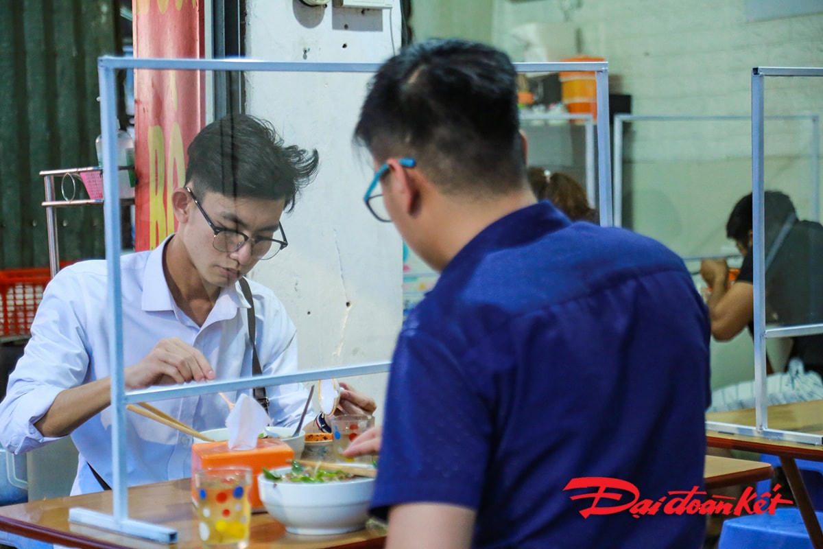 Một quán phở gần trường Đại học Bách Khoa được chủ quán lắp đặt hệ thống tấm kính chắn, dù rất đơn giản nhưng an toàn cho những thực khách của quán.